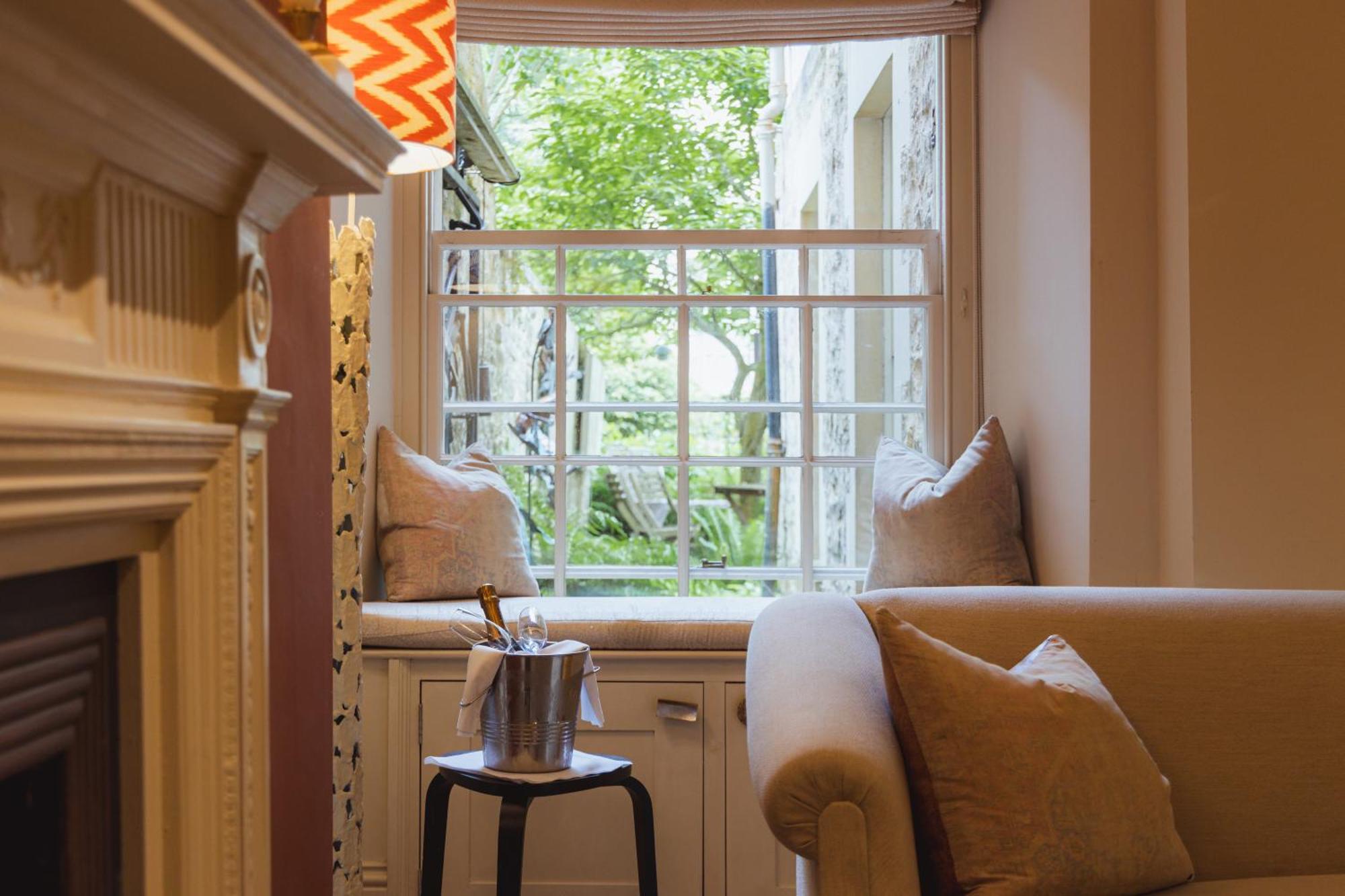 No 15 By Guesthouse, באת' מראה חיצוני תמונה The window at 170 Queen's Gate