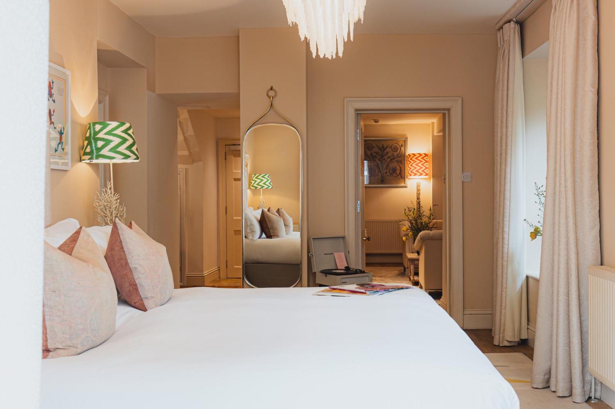 No 15 By Guesthouse, באת' מראה חיצוני תמונה A bedroom at The Ivy Hotel