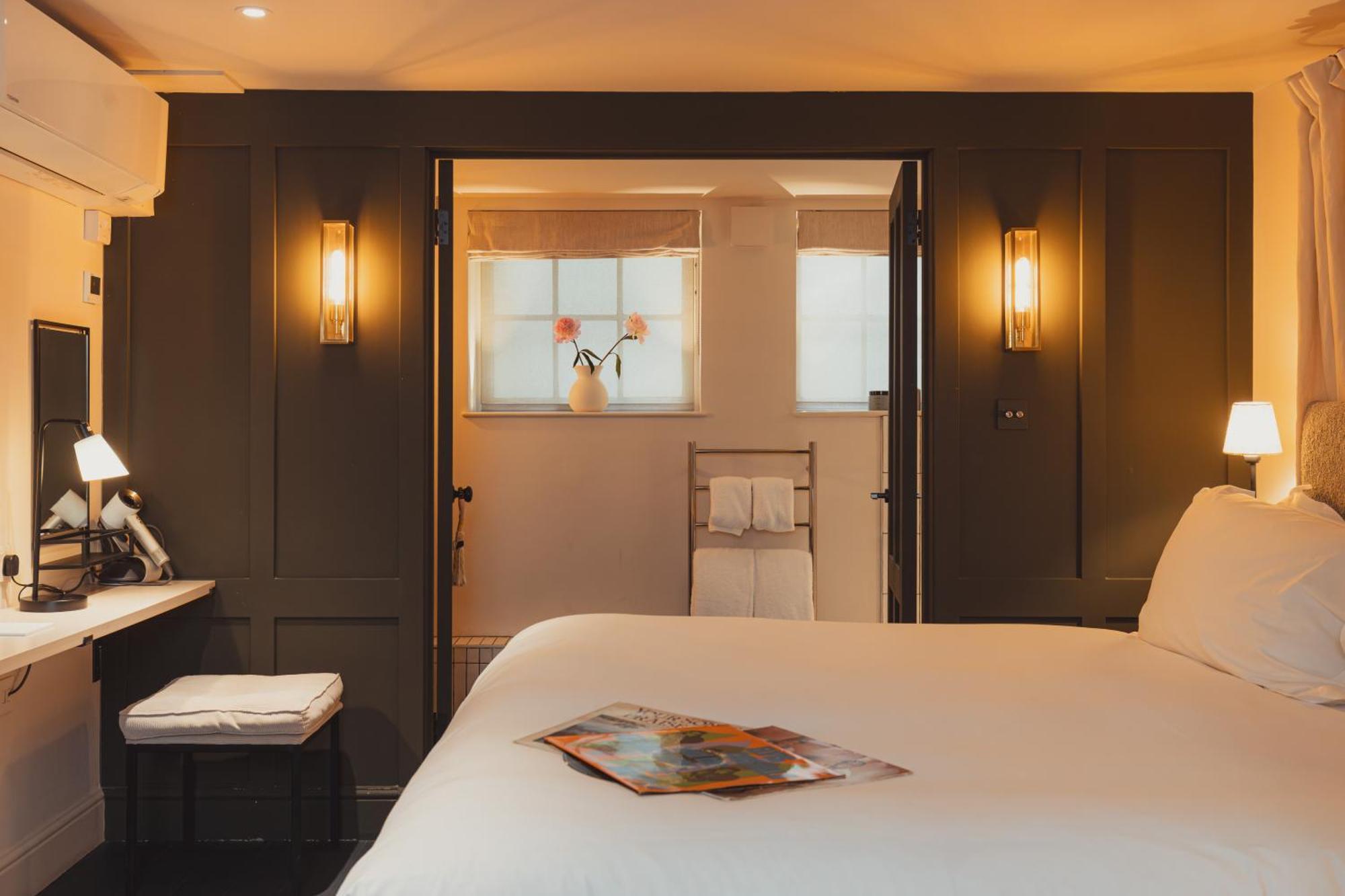 No 15 By Guesthouse, באת' מראה חיצוני תמונה A room at The Mitre