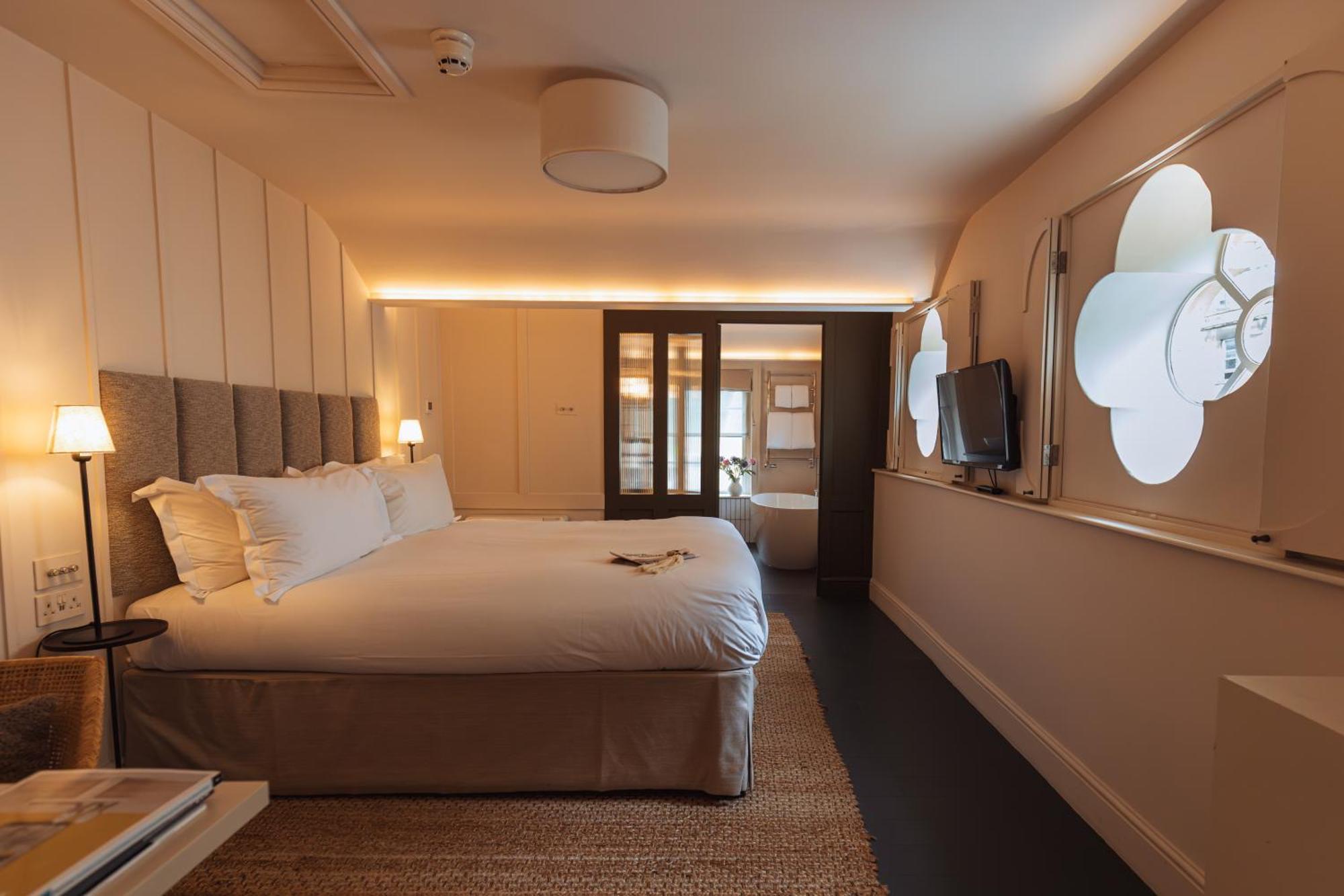 No 15 By Guesthouse, באת' מראה חיצוני תמונה A bedroom at The Ivy Hotel