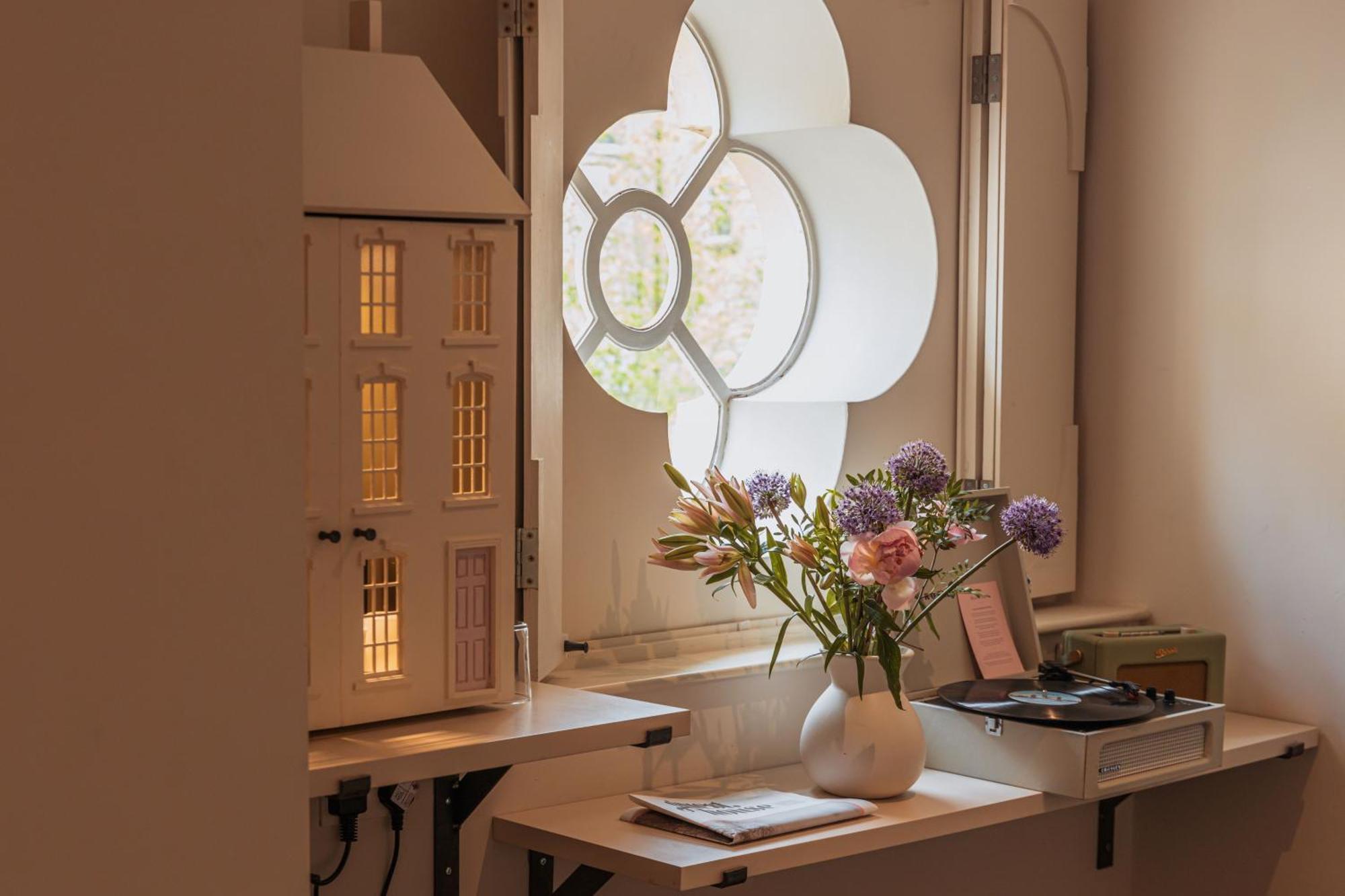 No 15 By Guesthouse, באת' מראה חיצוני תמונה The window of the library