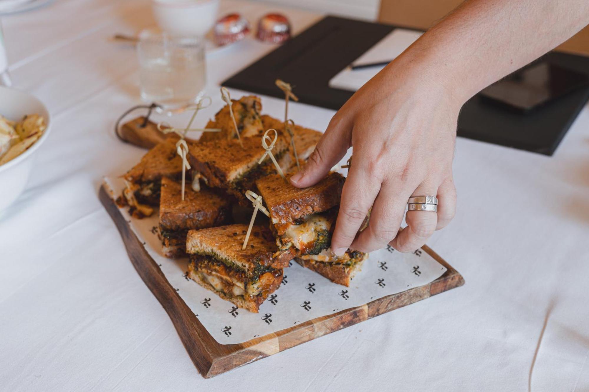No 15 By Guesthouse, באת' מראה חיצוני תמונה A hand picking up a canapé